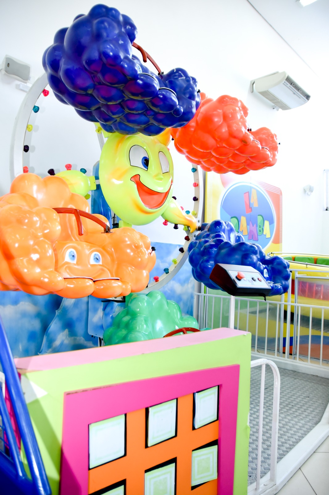 Mini roda gigante no buffet infantil